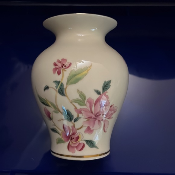 Lenox Rose Bud 5.5” Floral Vase with Gold Accents on Top & Bottom - Picture 4 of 6